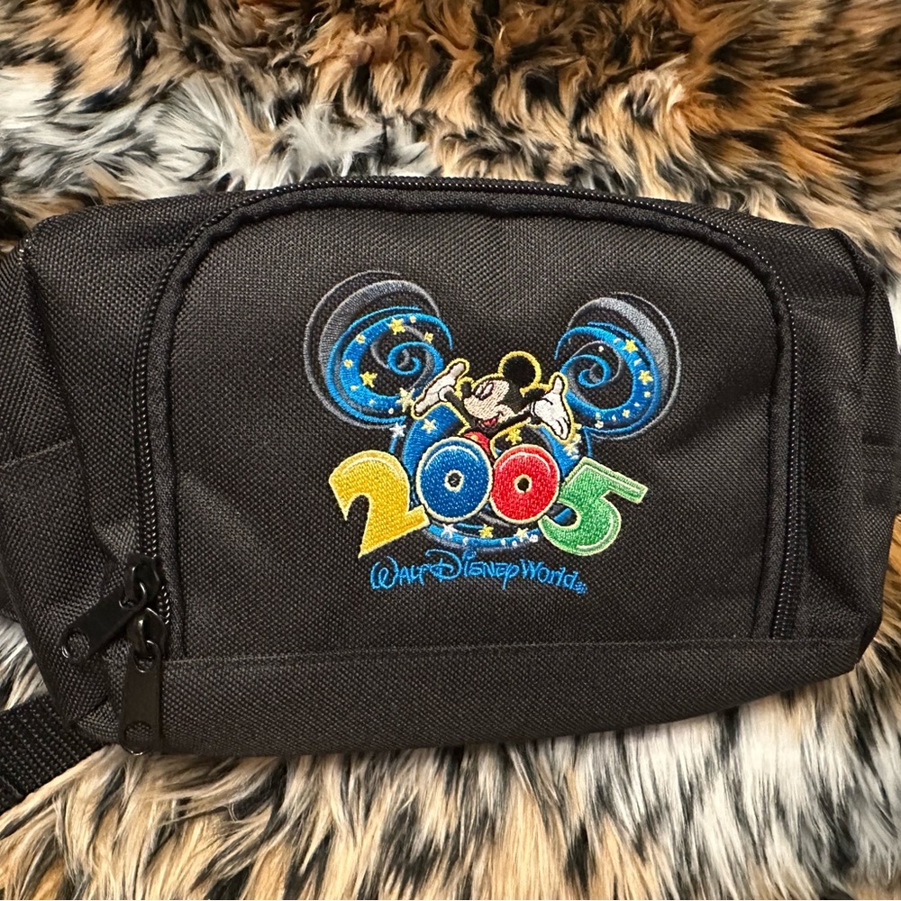 VINTAGE DISNEY WORLD 2005 Black Fanny pack.